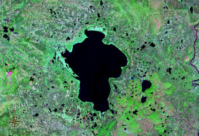 Озеро Ессей из космоса. 50х30 км. 238 кв.км. Расположено в межгорной котловине, рядом с платом Путоран. 5 рек впадают, 1 вытекает.